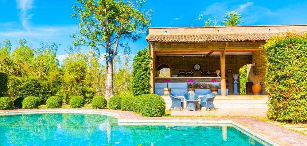 Grande giardino con piscina e patio coperto da analizzare per la progettazione di un impianto antizanzare MistAway