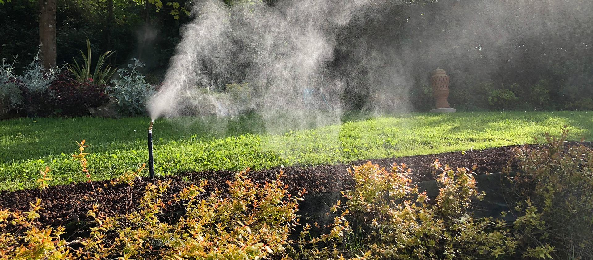 Ugello perimetrale di un impianto antizanzare da giardino Mistaway, che nebulizza una barriera protettiva sul prato.